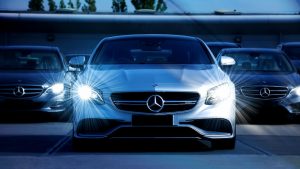 regeneracja reflektorów - auto z zapalonymi światłami